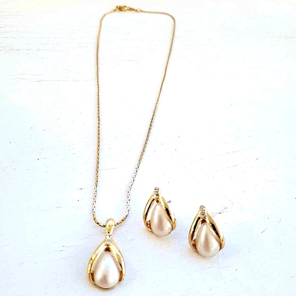 AVON Vintage Marked Gold Teardrop Faux Pearl & Rhinestone Necklace & Earrings - Picture 9 of 10
